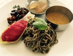 春のアーユルヴェーダ自然食レシピ：春菊ジェノベーゼ蕎麦